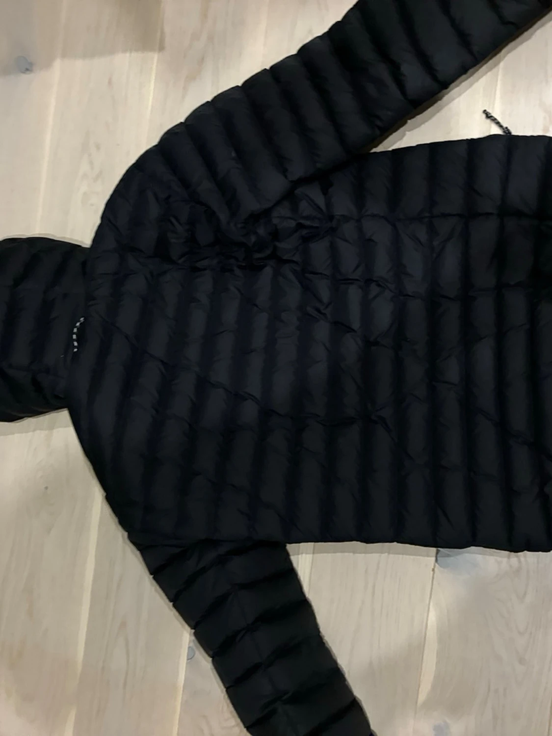 Svart dunjacka från Peak Performance - 2