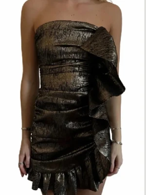 Glittrig axelbandslös kortklänning - Världens snyggaste festklänning som jag älskar, men som tyvärr blivit för liten!!!❣️Endast använd en gång och köpte helt ny här på plick!! Säljs inte längre och väldigt efterfrågad! Skriv för prisförslag!❤️‍🔥❤️‍🔥(har även axelband till)