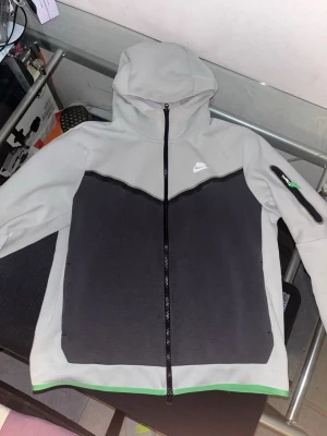 Rare Nike Tech  - Nike Tech Kofta sällsynt färg dock är den sliten vilket förklarar de billiga priset 