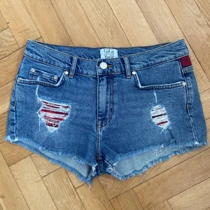 Tommy Hilfiger mini jeans shorts  - Lågmidjade mini jeans shorts från Tommy Hilfiger. Sitter super snyggt på. Nyskick. 💕
