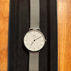 Daniel Wellington klocka  - Silvrig petite sterling klocka från Daniel Wellington. 