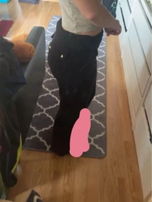 Svarta juicy couture byxor - Säljer ett par svarta juicy byxor som ej kommer till användning längre. Använda ca 10 gånger. Som ni ser på bild två så är de en nagellim fläck på men den syns inte alls när man använder dom. Vid snabb affär kan piset diskuteras. Säljer dom även på vinted.