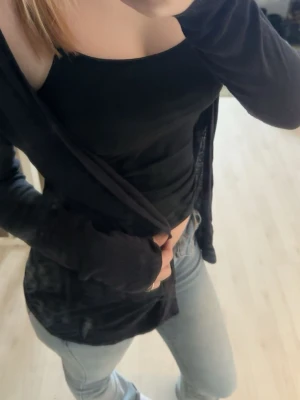 Svart kofta - Jag säljer denna svarta koftan då den ej är till användning för mig. Den går inte o stänga, om du själv inte använder någon säkerhetsnål eller så ofc. Det är lite tunn men annars jätte fin