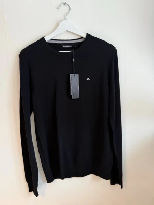 Svart merinoulltröja J.Lindeberg S - Sweatshirt från J.Lindeberg i mjuk merinoull. Aldrig använd köpt för 1300kr. Fräsch och ny med prislapp. Vid snabb affär kan priset diskuteras 