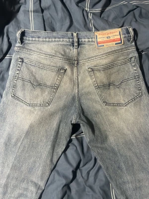 Blå Diesel jeans  - Säljer ett par blå jeans från Diesel då de inte kommer till användning. Jeansen har blivit lite missfärgade vid fickorna men skulle tro att det går bort med en lite ordentlig handtvätt. Storleken är 30/30.