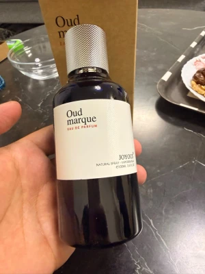 Oud marque Eau de Parfum 100ml - Upptäck Oud marque från Joyous – en Eau de Parfum i stilren flaska. Volym: 100 ml. Perfekt för dig som vill ha något unikt i doftgarderoben. Enkel att ta med och använda när du vill sticka ut.