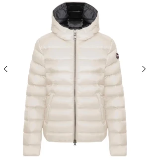 Colmar pufferjacka vit - Säljer en ljus beige/ vit pufferjacka från Colmar med huva. Jag köpte den själv på Vinted men nu säljer jag vidare för att den var för liten. Den är lagad på tre ställen på ena ärmen. Skriv gärna om frågor! 💝