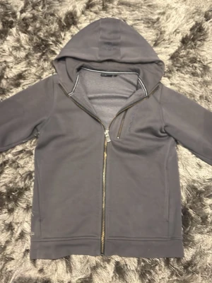 Sail racing zip storlek 160 snygg soft  - Zip storlek 160 pasaar hela året grå. Pris kan diskuteras! Dock är jag 170 och den passar perfekt