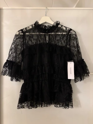 Svart blus  - Säljer denna jättesöta svarta blus med spets! Den är i storlek 38 från Bubbleroom och har trekvartsärmar. HELT OANVÄND MED LAPPEN KVAR💖nypris 500kr