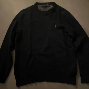 Polo Ralph lauren merinoull - Mörkblå stickad tröja i merinoull. Strl M. Gott skick! Hör av er vid frågor eller funderingar. 