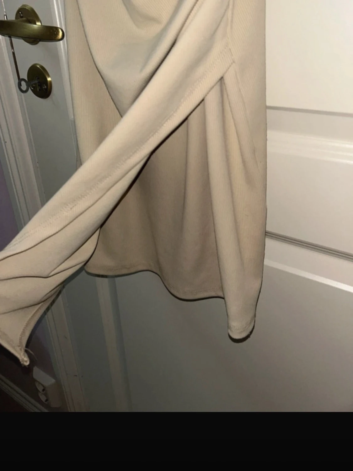 Beige ribbad kortklänning med omlott - 2