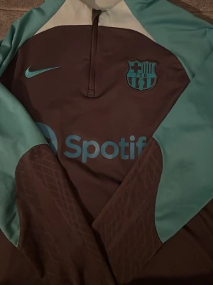 Snygg träningströja från FC Barcelona - Snygg träningströja från Barca, helt äkta köpt från JD Sports