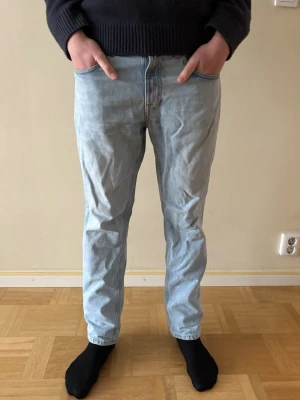 Nudie Jeans - Säljer ett par Nudie Jeans i modellen ”Gritty Jackson Blue Treasure”. Jeansen är i mycket bra skick! Storlek, midja: 32. Längd: 30. Säljer pga brist av användning. Pris kan diskuteras!