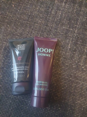 Rituals Samurai Magic Shave & Joop! Homme - Säljer en svart tub med Rituals Samurai Magic Shave rakkräm med basilika och ginseng, samt en mörklila tub med Joop! Homme shower gel. Båda i smidiga reseförpackningar, 70 ml respektive 75 ml. Perfekt för dig som vill ha lyxiga produkter i necessären.