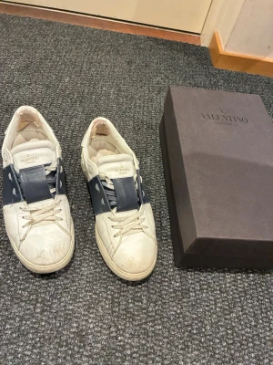 Valentino Open blåa skor  - Dessa äkta Valentino open skor är i ett 6 av 10 skick storlek 44. Den enda som är slitet  på skorn är ytters lite längst fram på skorn som nästan i syns och inne i skorn och det syns inte heller och påverkar inte bekvämligheten direkt. Skriv gärna om du är intresserad och priset går att förhandla 