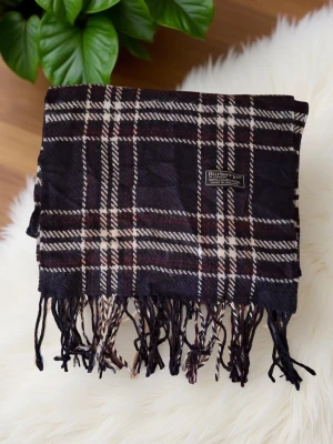 Burberry Scarf/Halsduk - Är super fin, skriv vid fråger eller om ni vill diskutera priset!!