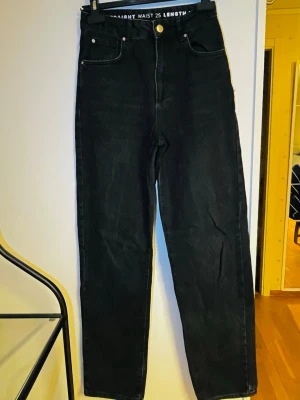 Svarta raka jeans med hög midja - Säljer ett par svart högmidjade jeans. Jeansen har en enkel och clean look, perfekta till alla typer av outfits.