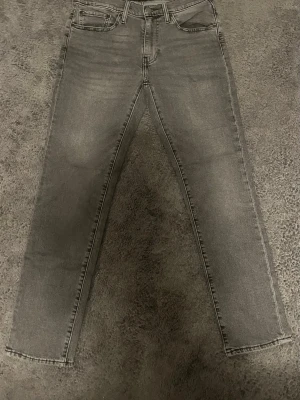 Levi's 511 grå skinny jeans W31 L30 - Säljer ett par Levi's 511 Premium jeans i snygg grå tvätt. Modellen har en smal passform med raka ben och fem fickor. Helt oanvända utan defekter. Nypris: 1199kr.