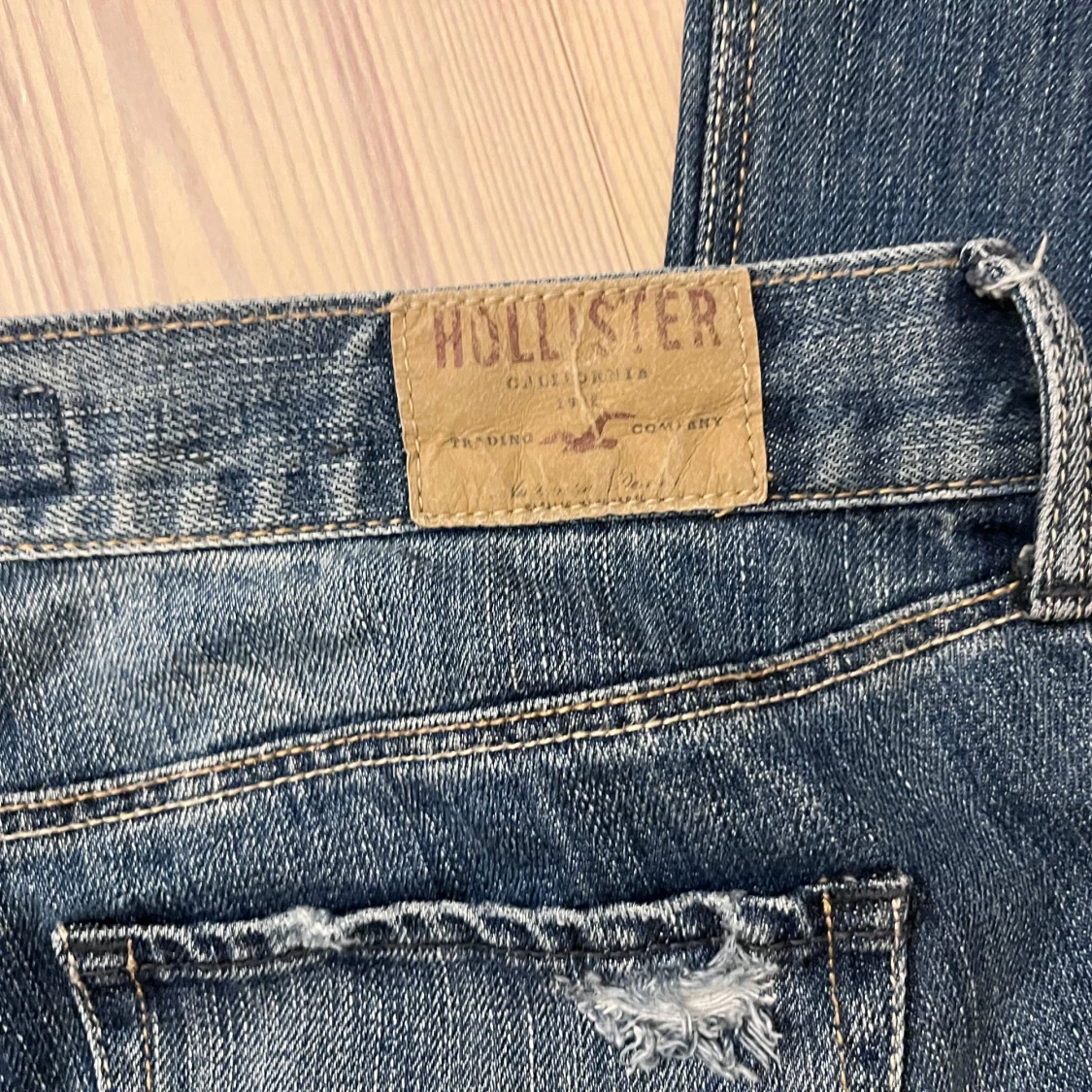 Hollister jeans med slitningar - 3