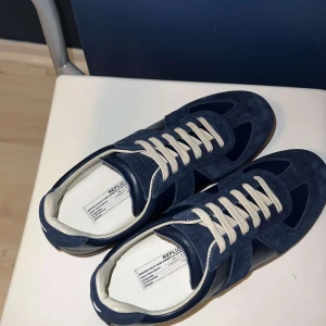 Helt nya Maison Margiela Gats - Helt nya mörkblåa Gats, skriv för mer mer info.                     Skokartong ingår.                                                          Innersula 27,5 cm.                                                              0bs lnte 0rglnaI