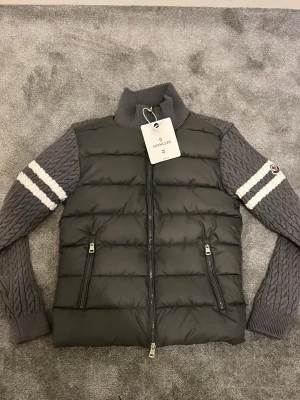 Moncler cardigan  - Storlek M passar S. Går ner i pris lite vid snabb affär. 