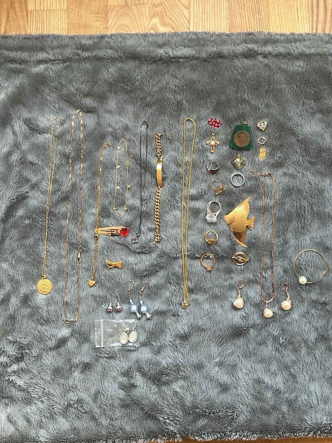 Samling vintage smycken i guldton