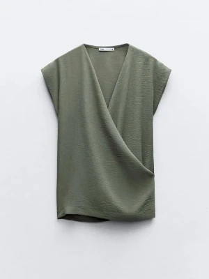 Khakigrön omlottopp Zara - Säljer denna khakigröna omlottopp från Zara. Aldrig använd och har prislapp kvar. Storlek S, passar XS också. 260 kr + frakt! Vid fler frågor, etc skriv privat 🙌🏼🩷✌🏼🫰🏼🙏🏼