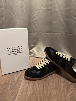 Maison Margiela svarta sneakers - Maison Margiela sneakers.  Skickas snabbt! Knappt använda