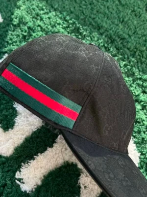 Svart Gucci canvas S-L - Svart keps ”Gucci” alla storlekar finns  med låda 