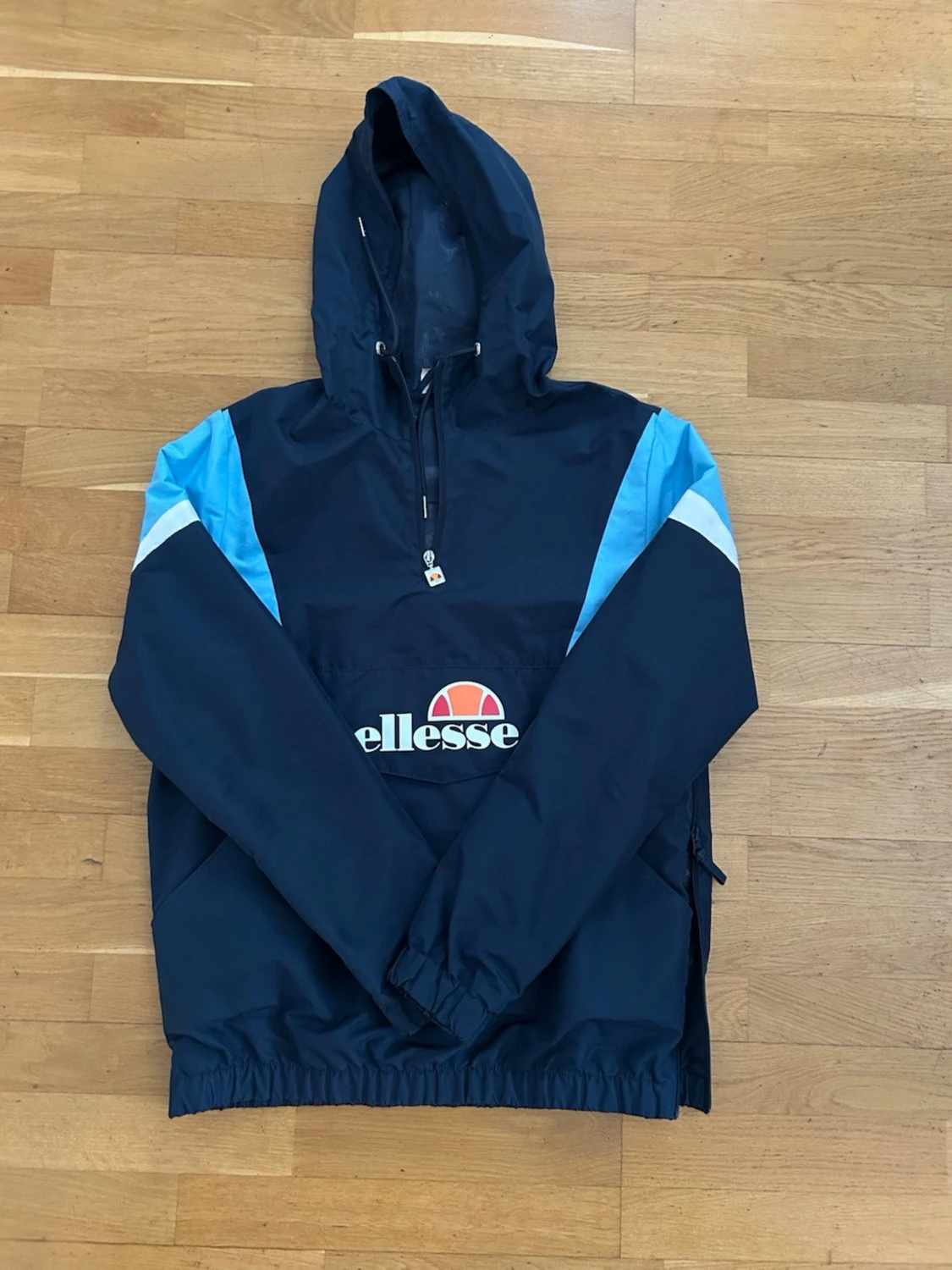 Blå vindjacka från Ellesse med huva