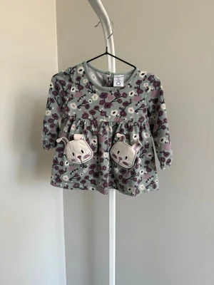 4 söta tröjor till flicka  - Fint skick på alla, storlek 80