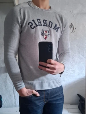 Morris Tröja - Vi säljer en riktigt snygg grå stickad Morris tröja i mycjet bra skick, storlek Small. Modellen är 183cm lång och tröjan passar bättre som är något mindre. Tröjan har inga stora märkbara defekter (två missfärgade stickningar är det ända som är synligt, se bild). Har ni fler frågor skriv i DM! Pris är diskuterbarta