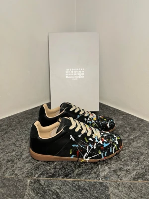 Maison Margiela Gats - Svarta Maison Margiela paint splatter. Helt nya!