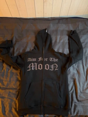Aim for the moon - Aim for the moon tröja ny använd 1 gång, storlek M och tag är kvar