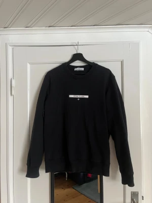 Stone Island - Svart stone island sweatshirt som är köpt på nk i Göteborg. Kvittot finns kvar. Använder inte längre. Storlek M