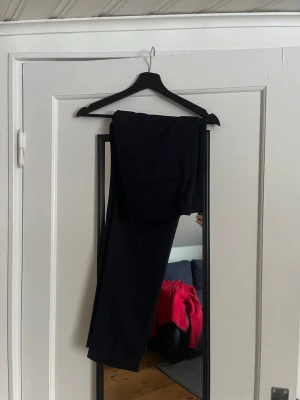  Marinblå kostymbyxor Riley  - Marinblå kostym byxor från Riley. Använda 2-3 gånger på skol avslutning men är för små. Storlek 48 och passar runt M. Passar perfekt till kavaj.