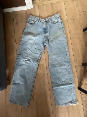 Sweet sktbs jeans - Längd: 102cm. Midja 40cm. Benöppning 22cm.