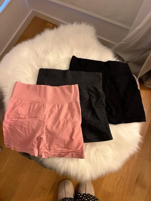 3st träningsshort M - Tre stycken gymshorts alla i storlek M. Väldigt behagliga att träna i då dom är väldigt mjuka oxh stretchiga i materialet. Dom är knappt andvända.
