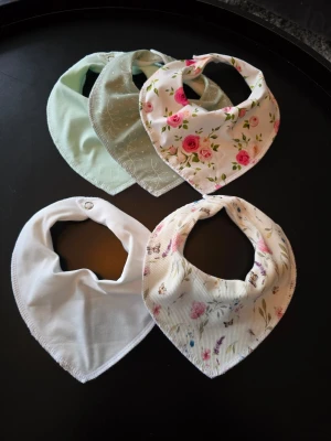 5 nya dregglisar  - Nya dregglisar med fleecebaksida. Halsomkrets ca 33-34 cm. 