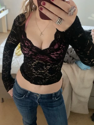 Svart spets topp - Populära spets toppen från Gina tricot! Perfekt till fest eller när man vill va lite extra fin. Storlek XS men passar mig som har S💕