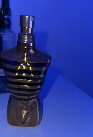 Le Male Elixir Parfum 75ml - Ungefär 20 ml kvar riktigt god långvarig doft perfekt för vintern nu köptes från bangerhead Om man vill Byta istället bara mot ysl my Self  