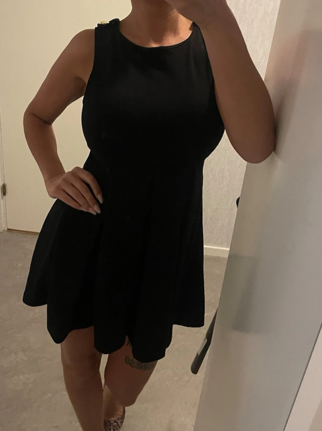 Svart kort klänning  - 5