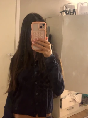 Mörkblå kofta - Mörkblå kofta från lager 157