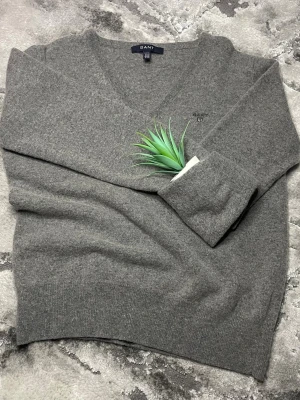  GANT  - GANT V ringad tröja👚  - Storlek: 146-152📏   - Skick: 9/10♻️    - Pris: 115kr💵    - Färg: Grå  Frakt: Fraktas samma dag, anländer till ditt hus inom 3-4 dagar🚚    Tveka inte att skriva vid minsta fråga!💭