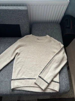 tröja - säljer denna otroligt fina tröjan jag köpte från lindex ett tag sen!🥰 inte använd mycket och den är i fint skick!🫰 den är i stork 170 men skulle motsvara att de är s eller m! har jätte fina detaljer på armen❤️ pris går att diskuteras!❤️