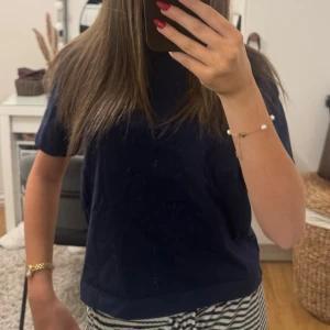 mörk blå tshirt - En mörk blå tshirt från GinaTricot 💞