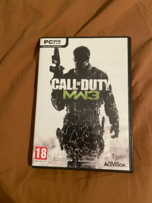 Call of Duty: Modern Warfare 3 (PC DVD) - Call of Duty: Modern Warfare 3 för PC, komplett med originalfodral och båda skivorna. Upplev intensiv action och multiplayer-läge i en av världens mest populära FPS-serier. PEGI 18. Fodral är välbevarat men ena skivan har lite repor men den andra har inga repor alls.