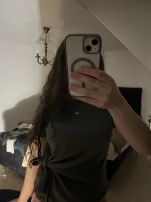 grå tröja med knyt  - jätte snygg grå tröja som man kan knyta vid midjan!💞 köptes för nån vecka sen så i helt nytt skick💘