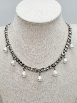 Stilfullt halsband med pärlor  - Material-rostfritt stål.  Kedjetjocklek-7mm 