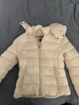 Vit lager 157 jacka  - Knappt använd. Köpt för 400kr 